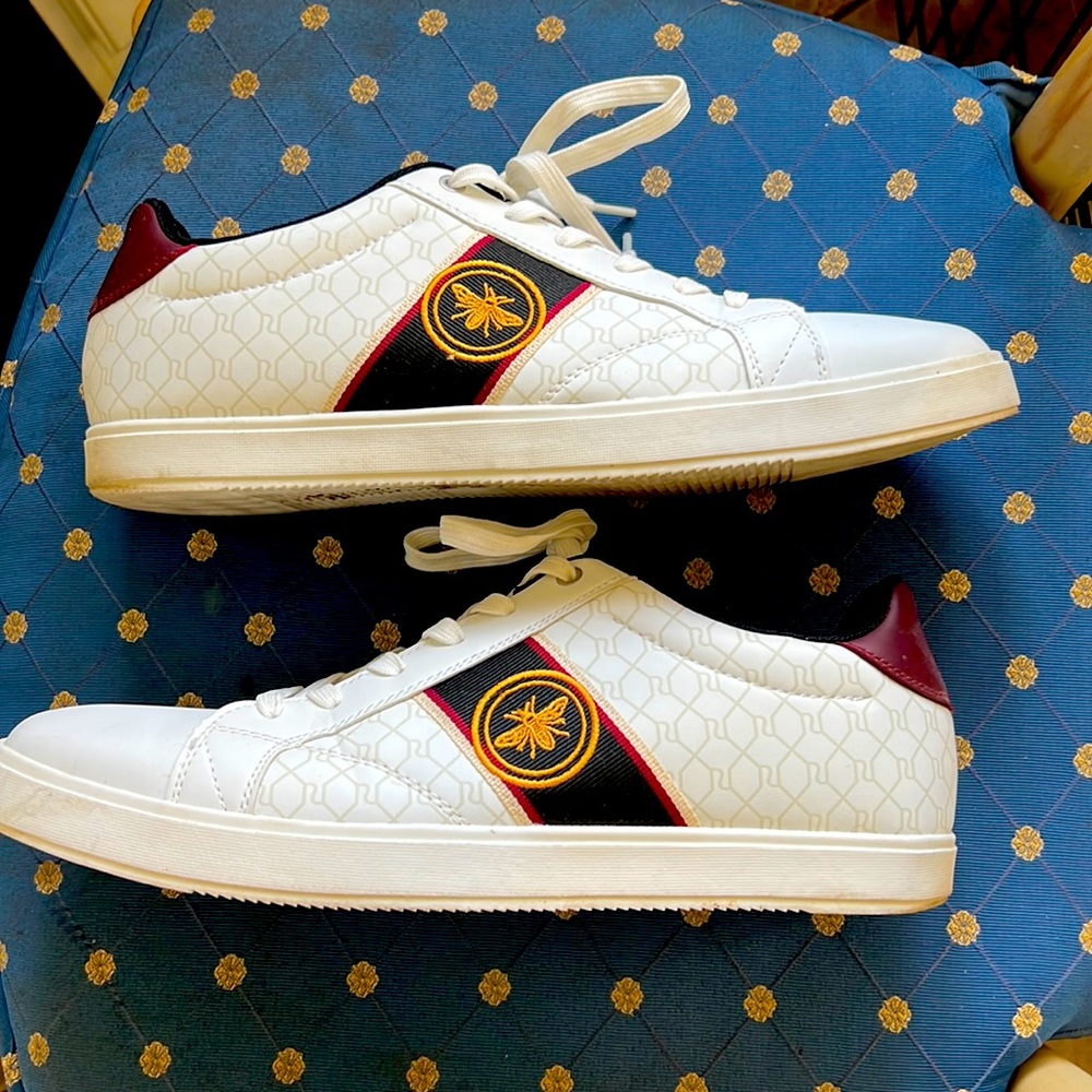 Great pair of men’s sneakers, gently used but little or no  signs of wear
